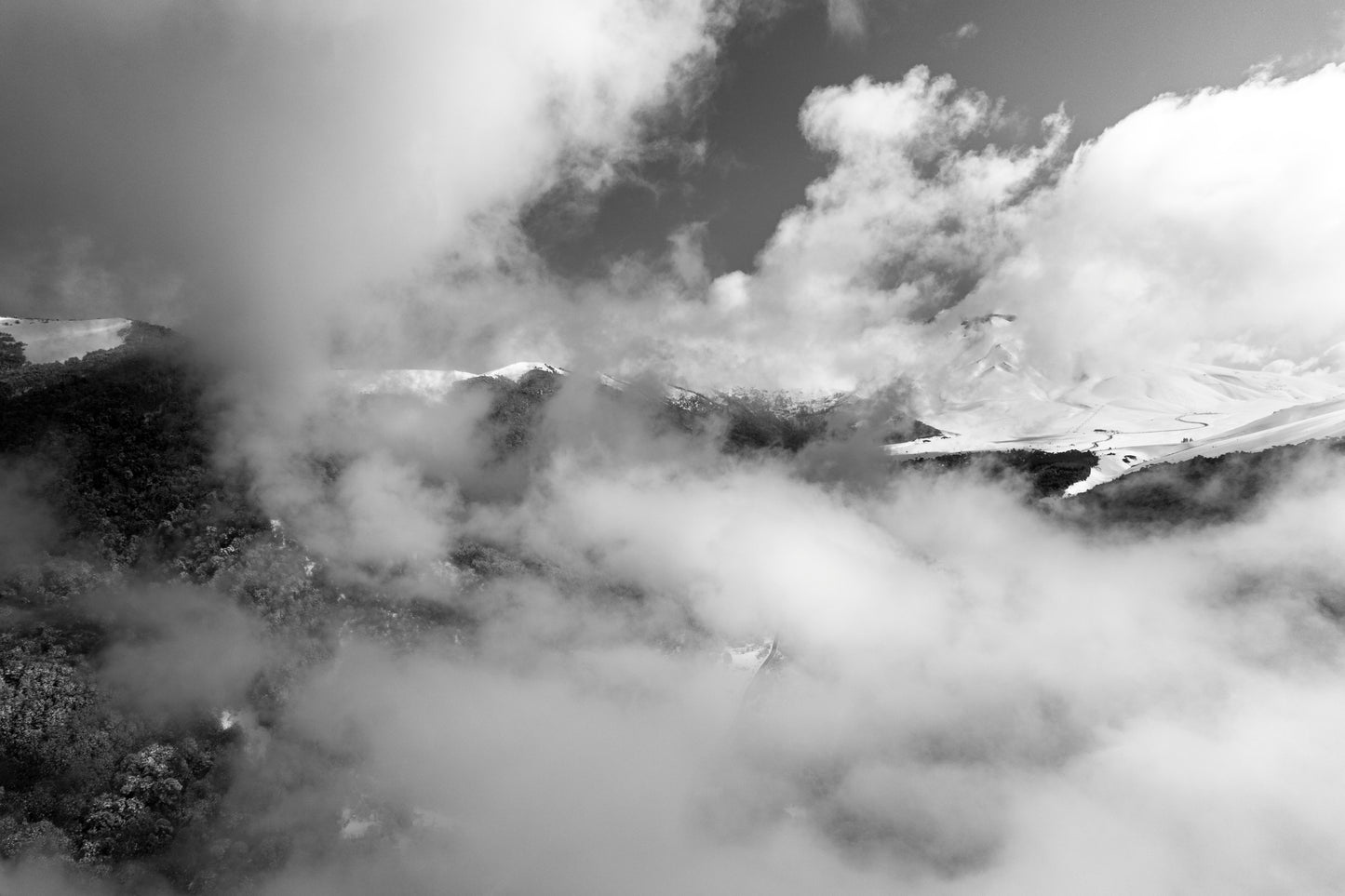 Volcan Lonquimay entre nubes